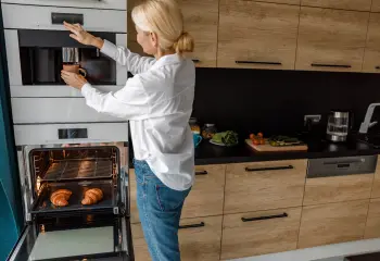 Frau kocht Kaffee in Küche