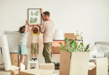 Familie hängt Bilder in der neuen Wohnung auf