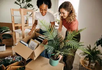 Studentinnen ziehen in neue Wohnung